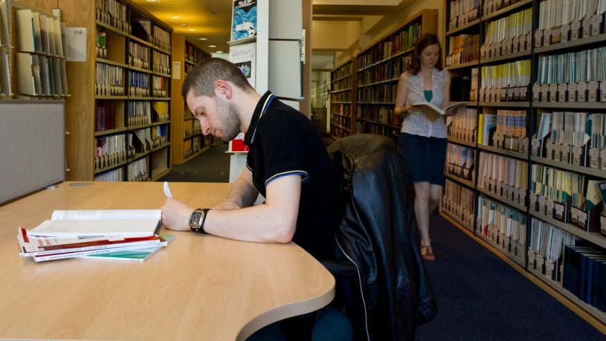 在萨顿图书馆工作的学生(Jan Chlebik为ICR拍摄，2011年)