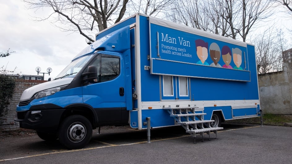 蓝色面包车为男士提供免费健康检查
