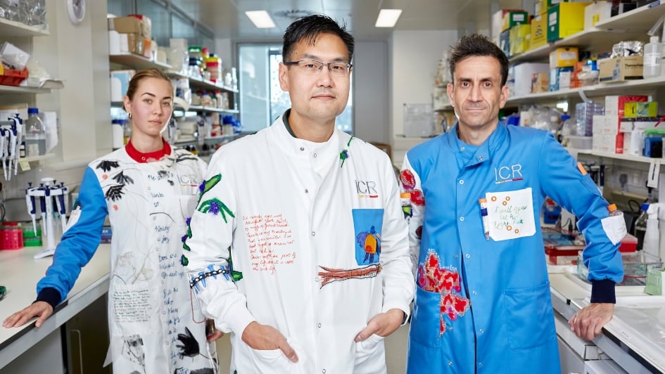科学家保罗·黄, 克里斯·琼斯(Chris Jones)和瓦莱丽娅·潘科娃(Valeriya Pankova)穿着缝制的实验服在实验室里摆姿势