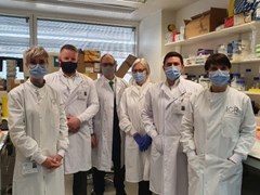 卢克和基娅拉·戈里尼团队在实验室
