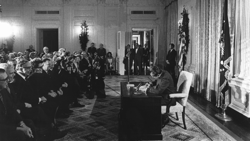 President Nixon signs the 1971 National Cancer Act - Linda Bartlett/National Cancer Institute