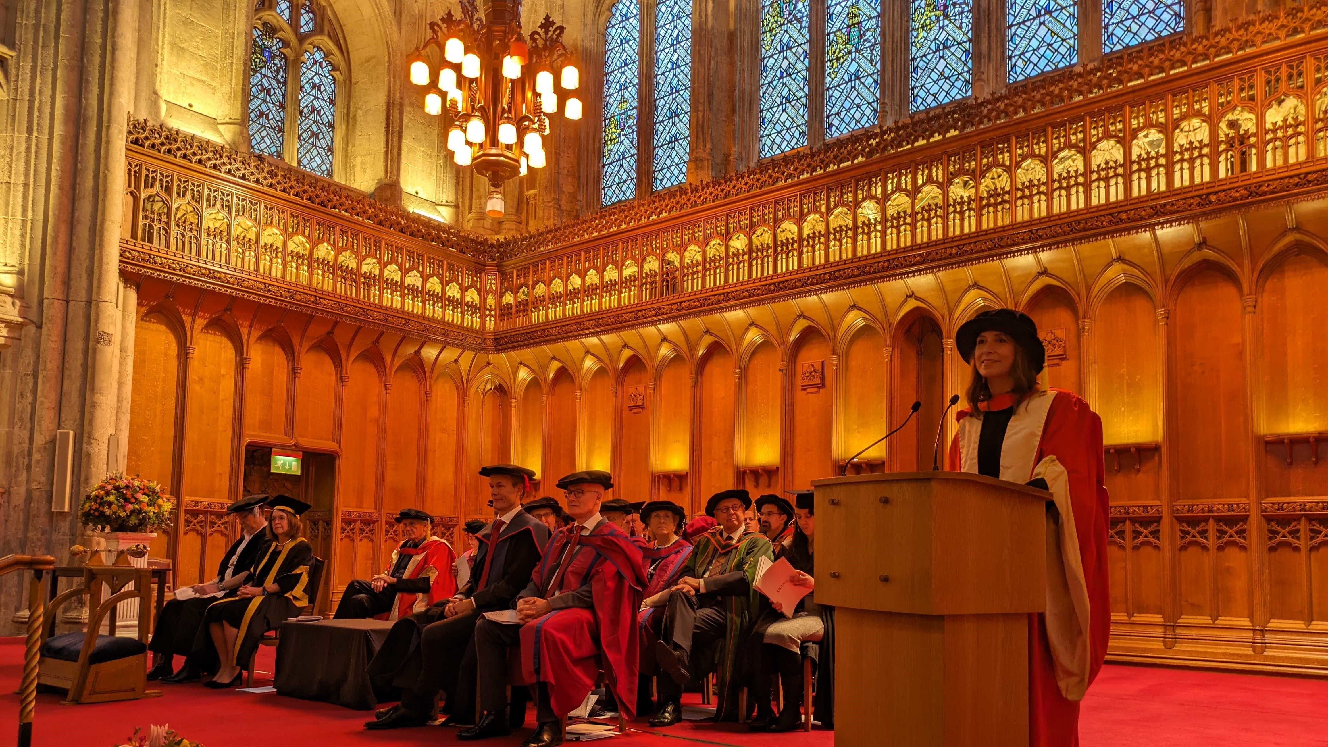 Lola Manterola speaking at the lectern after receiving an honorary doctorate.